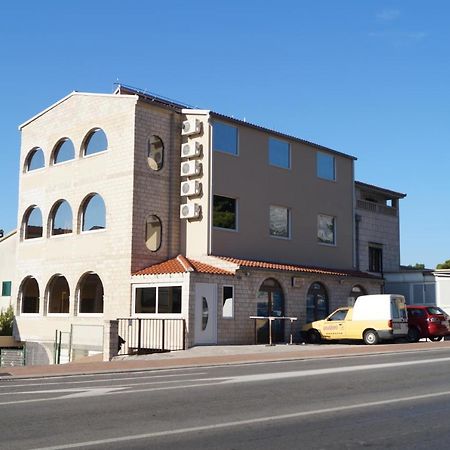 Apartments Mario With Private Parking Makarska Exteriör bild