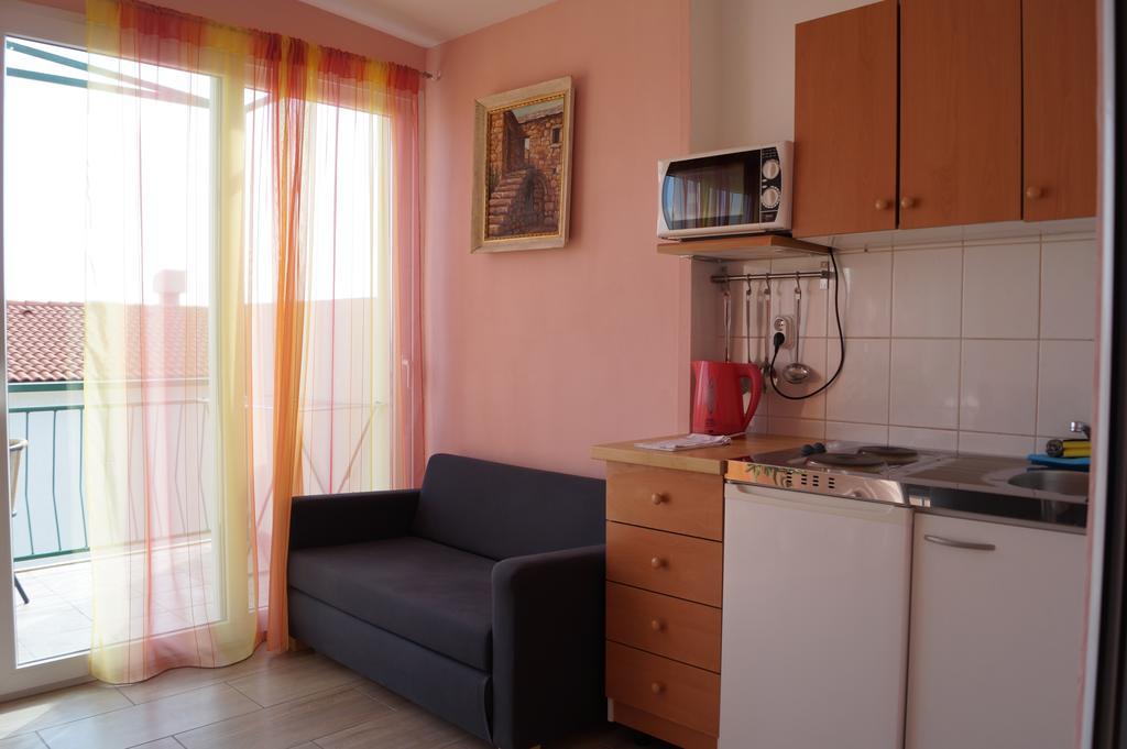Apartments Mario With Private Parking Makarska Exteriör bild