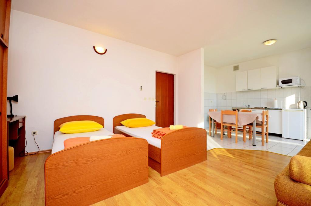 Apartments Mario With Private Parking Makarska Exteriör bild