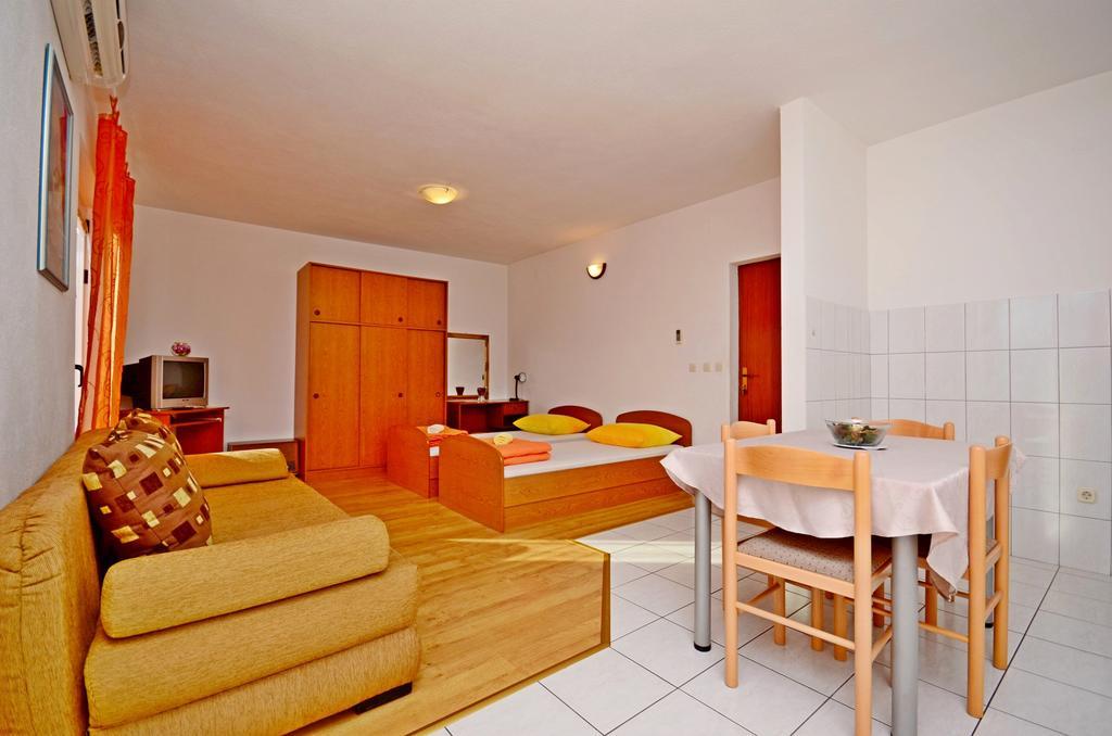 Apartments Mario With Private Parking Makarska Exteriör bild