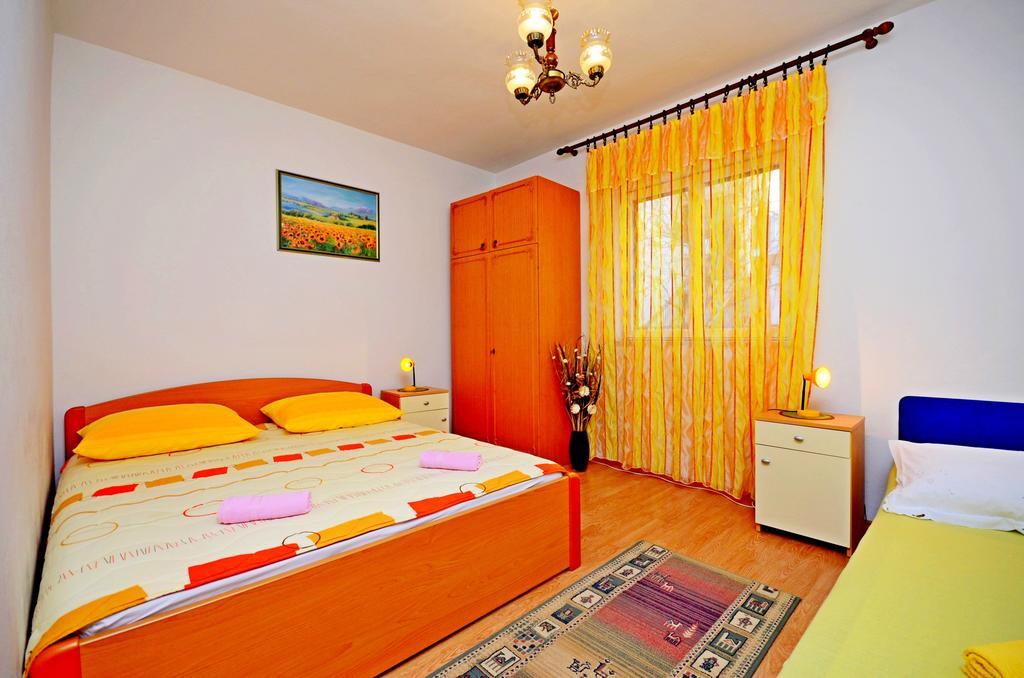 Apartments Mario With Private Parking Makarska Exteriör bild