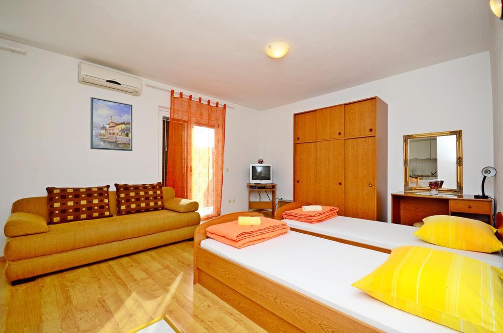 Apartments Mario With Private Parking Makarska Exteriör bild