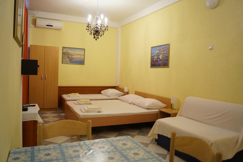 Apartments Mario With Private Parking Makarska Exteriör bild