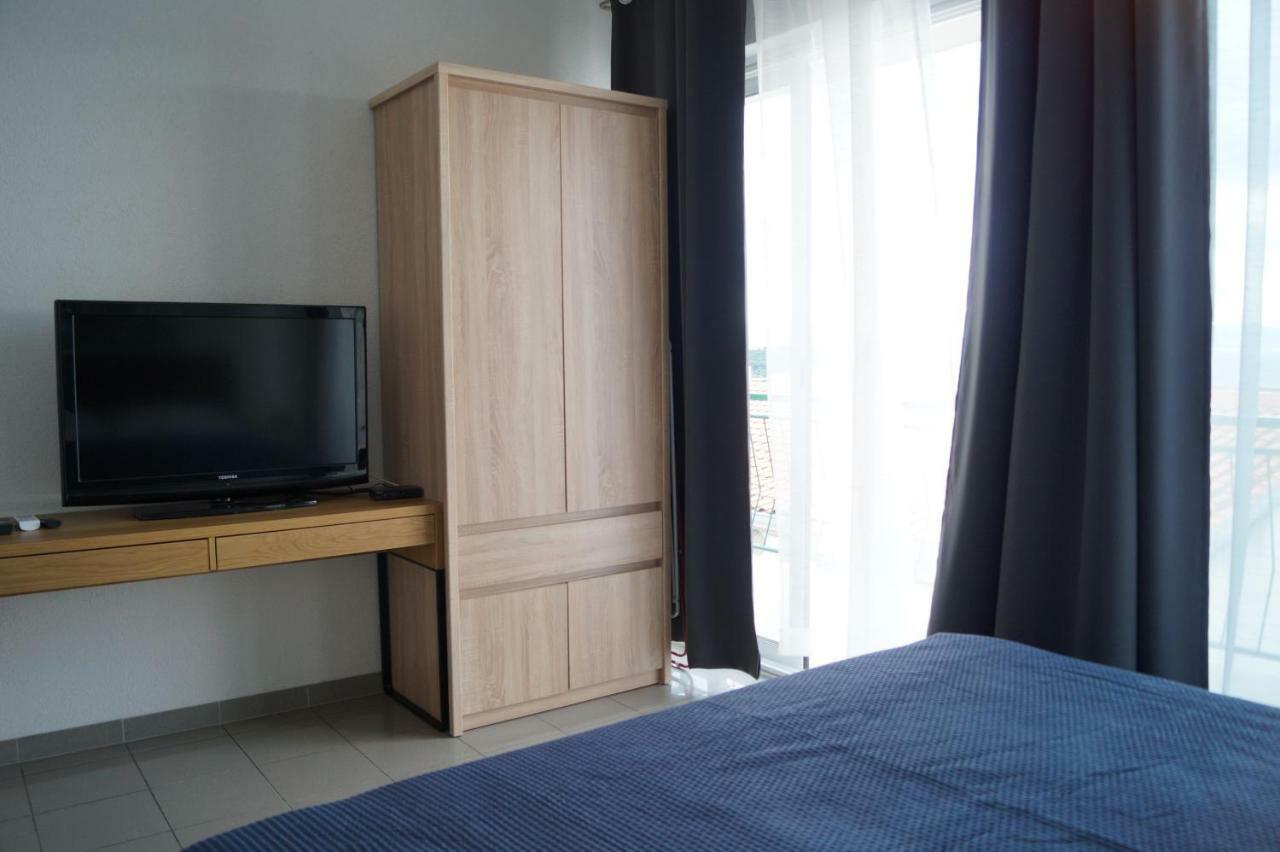 Apartments Mario With Private Parking Makarska Exteriör bild